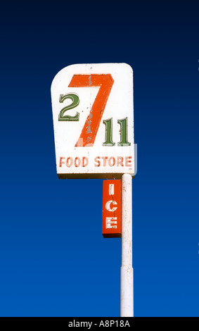 Alt 07:11 melden für einen Supermarkt an der alten Route 66 in Gallup, New Mexico Stockfoto
