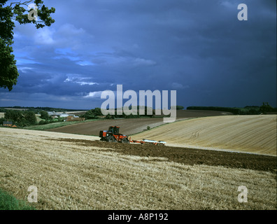 Herbst in der Nähe des Dorfes Burwell in Lincolnshire Wolds Pflügen Stockfoto