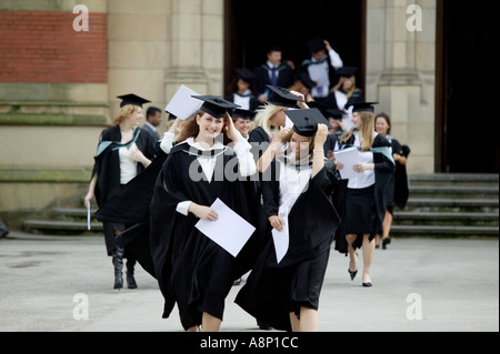 Absolventinnen und Absolventen verlassen die große Halle nach einer Abschluss-Zeremonie an der University of Birmingham UK Stockfoto