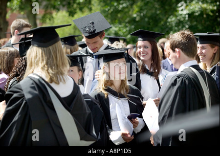 Absolventinnen und Absolventen montieren vor einem Abschluss Zeremonie an der University of Birmingham UK Stockfoto