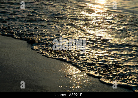 Wasser plätschern am Ufer Stockfoto
