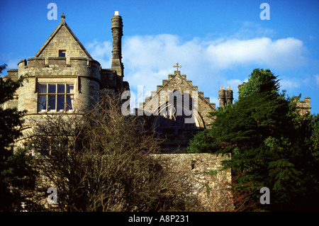 Battle Abbey und die Schule auf dem Gelände der Abtei erbaut auf dem Gelände der Schlacht von Hastings 1066 eingebettet Stockfoto