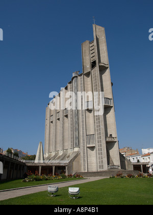 Die moderne Kathedrale von Royan ist ein Wahrzeichen und es s-Turm kann von überall in der Stadt gesehen werden Stockfoto