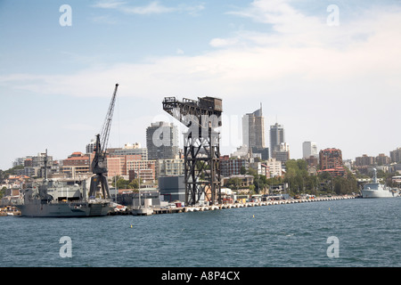 Potts Point und Woolloomooloo Bay Garden Island RAN Naval base Dock mit Kriegsschiffen und Kräne in Sydney New South Wales NSW Stockfoto