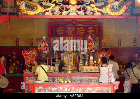 Innen Tin Hau Tempel in Stanley Hong Kong Anbeter brennenden Räucherstäbchen Angebote der Göttin Stockfoto