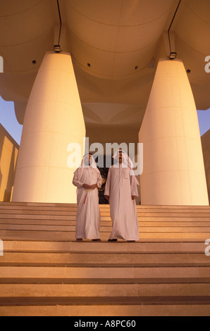 Kuwait Stadt 2 Minister auf den Stufen der National Assembly building Stockfoto