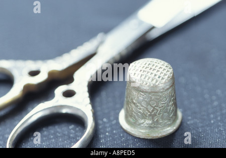 Schere und Fingerhut, close-up Stockfoto