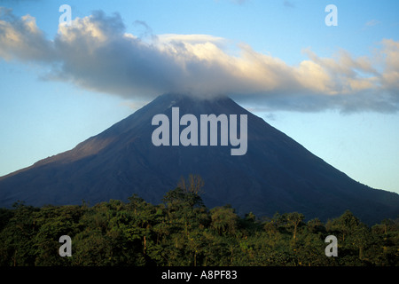 COSTA RICA Vulkan ARENAL mit Cloud-Kappe auf aktiven Vulkan Stockfoto