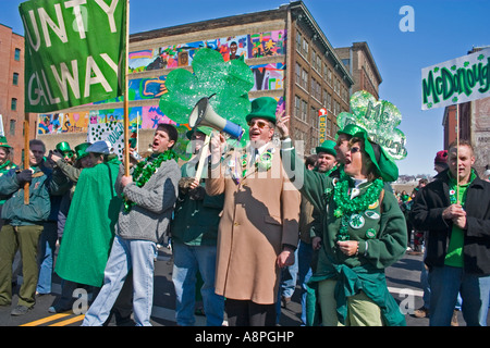 St. Patricks Day Parade Clan Familie hinter Banner marschieren. St Paul Minnesota USA Stockfoto