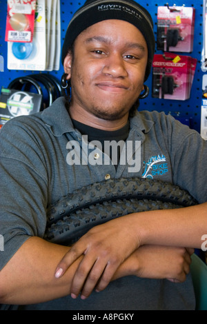 Arbeiter halten Reifen an Jugend-Express-Bike-Shop. St Paul Minnesota USA Stockfoto