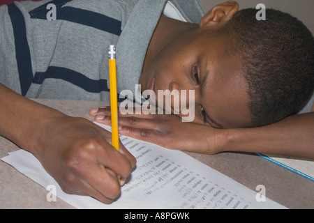 Schüler arbeiten an Hausaufgaben nach der Schule. Nach der Schule Studienprogramm. St Paul Minnesota USA Stockfoto