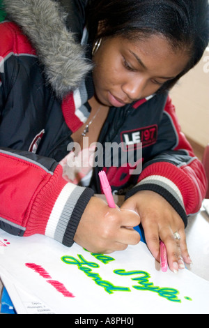 Schüler arbeiten an Kunstprojekt nach der Schule. Nach der Schule Studienprogramm. St Paul Minnesota USA Stockfoto