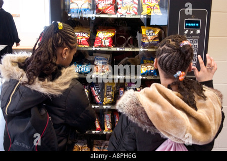 Kinder eine Pause und Snacks aus Automaten kaufen. Nach der Schule Studienprogramm. St Paul Minnesota USA Stockfoto