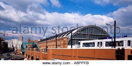 Manchester Crentral Verkehrsmittel Straßenbahn vorbei G-Mex Center ehemaligen Central Railway Station Stockfoto