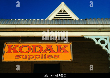 Altes emailliertes Kodak-Filmwerbeschild in einem Landhaus in Australien in den 1970er Jahren Stockfoto