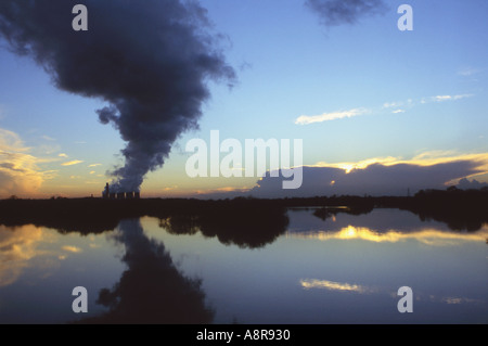 Emission Wolke aus Kohle abgefeuert Kraftwerk im See widerspiegelt Stockfoto