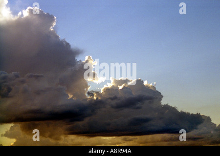 Sonne reflektiert auf Wolken bei Sonnenuntergang Stockfoto