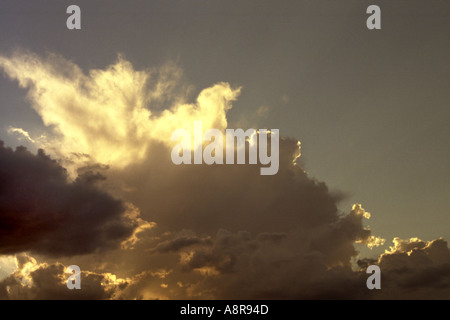 Sonne reflektiert auf Wolken bei Sonnenuntergang Stockfoto