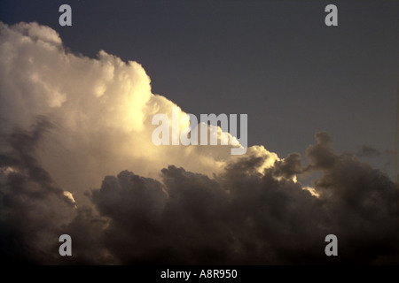 Sonne reflektiert auf Wolken bei Sonnenuntergang Stockfoto