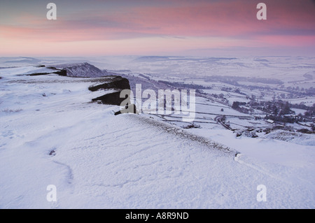 Schnee am frühen Morgen hochkant Froggatt Derbyshire Peak District National Park Calver England UK GB EU Europa Stockfoto