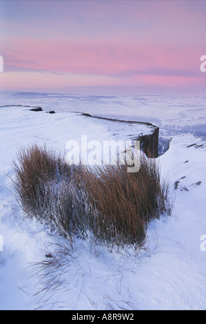 Schnee am frühen Morgen hochkant Froggatt Derbyshire Peak District National Park Calver England UK GB EU Europa Stockfoto