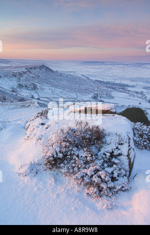 Schnee am frühen Morgen hochkant Froggatt Derbyshire Peak District National Park Calver England UK GB EU Europa Stockfoto