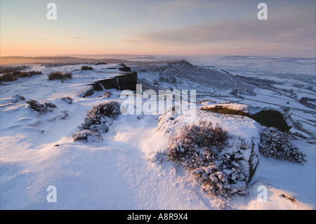 Schnee am frühen Morgen hochkant Froggatt Derbyshire Peak District National Park Calver England UK GB EU Europa Stockfoto