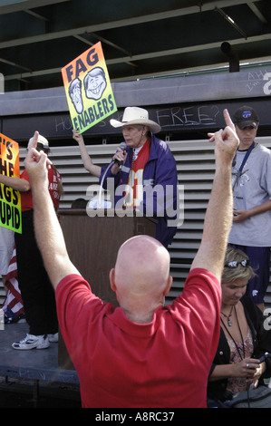 Anti-Homosexuell Demonstranten und Heckler 2004 U S Democratic National Convention Boston MA Stockfoto