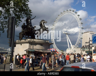 Statue der Königin Boadicea der Icener durch Thomas Thornycroft und dem London Eye London England Geschichte historische Tourist Tourismus d Stockfoto