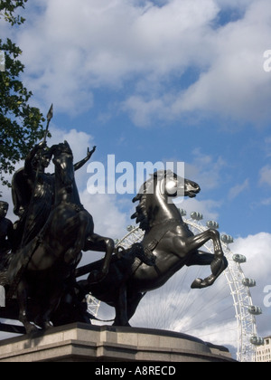 Statue der Königin Boadicea der Icener durch Thomas Thornycroft und dem London Eye London England Geschichte historische Tourist Tourismus Stockfoto