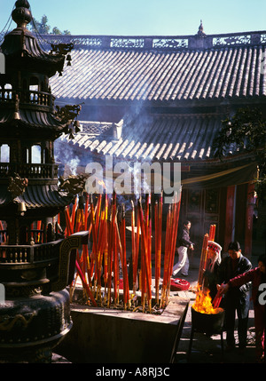 China Yunnan Guanyin Göttin der Barmherzigkeit große brennende Tempelopfern Stockfoto