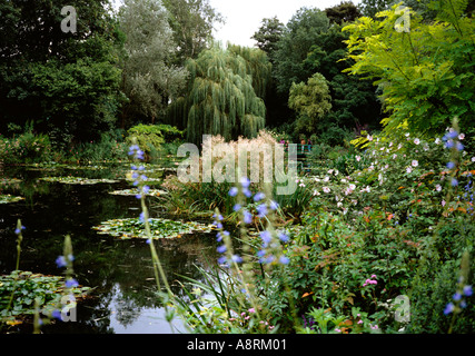 Frankreich Giverny Claude Monets Wassergarten Brücke und Waterlily Teich Stockfoto