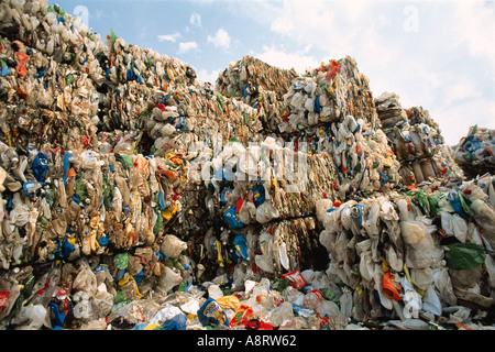 Große Haufen von recycling Ballen voll von Kunststoff- und Gummimaschinen Stockfoto