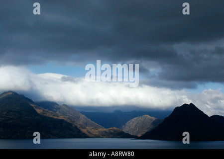 Schottland Isle Of Skye Loch Scavaig Blick über das Meer Loch nördlich von Elgol zu den Gipfeln der schwarzen Cullins Stockfoto