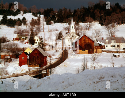 Kleines Dorf des Flusses wartet in Vermont mit neuen Schnee bedeckt den Boden Stockfoto