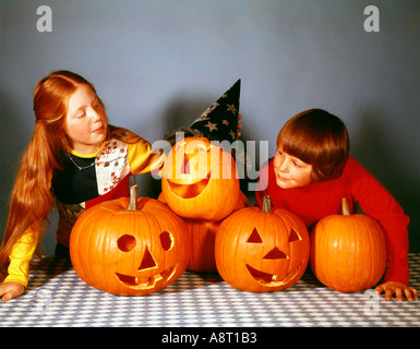 Halloween Jack-O-Lanterns und gruselige Kostüme zu nehmen, Dreh- und Angelpunkt für Bruder und Schwester aufgeregt über die kommenden Feiertage Stockfoto