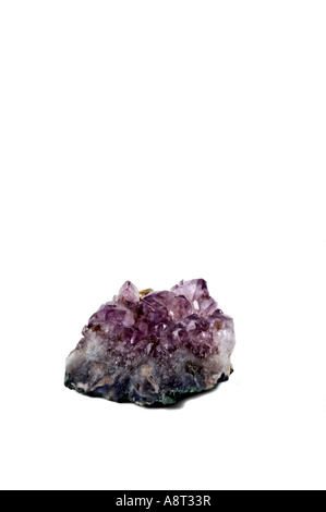 Lila Amethyst SiO2 auf weißem Hintergrund Es ist der Stein des heiligen Valentins und der treuen Liebe und bedeutet kirchliche würde als der Stein des Bischof Stockfoto