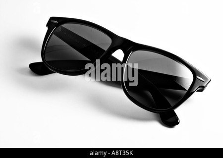 Schwarze Sonnenbrille auf weißem Hintergrund B W Stockfoto