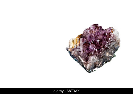 Lila Amethyst SiO2 auf weißem Hintergrund Es ist der Stein des heiligen Valentins und der treuen Liebe und bedeutet kirchliche würde als der Stein des Bischof Stockfoto