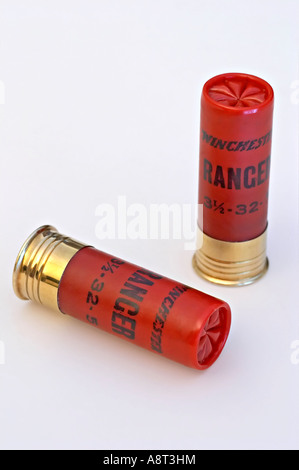 2 von 12 Gauge Winchester Red Ranger Patronen 32 Gramm Nr. 5 Schuss Stockfoto