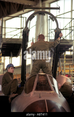 Techniker arbeiten an einem Tornado GR4-Kampfjet bei RAF St. Athan South Wales UK GB Stockfoto