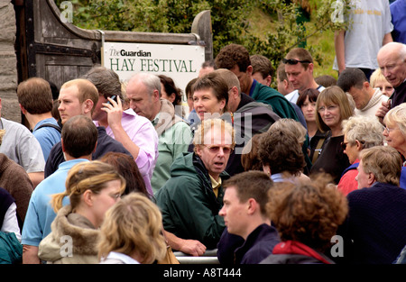 Massen von Menschen Schlange stehen und verlassen die wichtigsten Festzelt bei Hay Festival Heu auf Wye Powys Wales UK Stockfoto