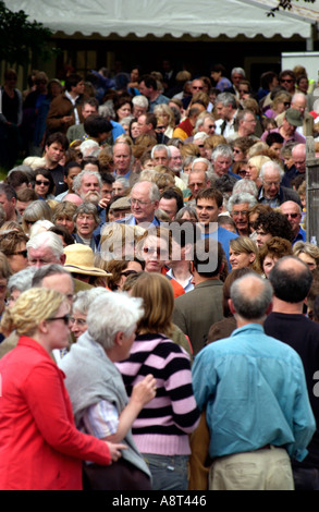 Massen von Menschen Schlange stehen und verlassen die wichtigsten Festzelt bei Hay Festival Heu auf Wye Powys Wales UK Stockfoto