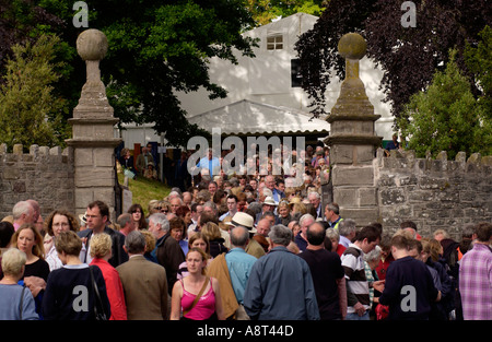 Massen von Menschen Schlange stehen und verlassen die wichtigsten Festzelt bei Hay Festival Heu auf Wye Powys Wales UK Stockfoto