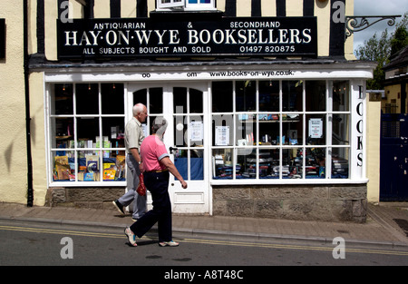 Besucher schlendern Sie vorbei an Hay-on-Wye Buchhändler Buchhandlung Heu am Wye, Powys, Wales, UK Stockfoto