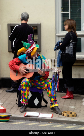 Straßenmusiker auf Bürgersteig vor der HSBC Bank Geldautomaten an der High Street in Hay on Wye Powys Wales UK Stockfoto