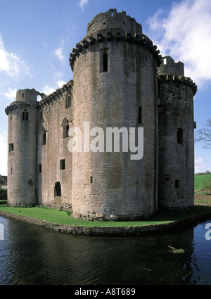 Nunney Burgruine mit Wassergraben Stockfoto