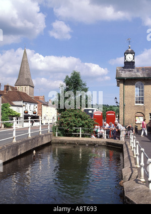 Stockbridge im Test Valley Dorfzentrum und High Street darunter Stream Telefon Boxen Turmuhr und Kirchturm Stockfoto