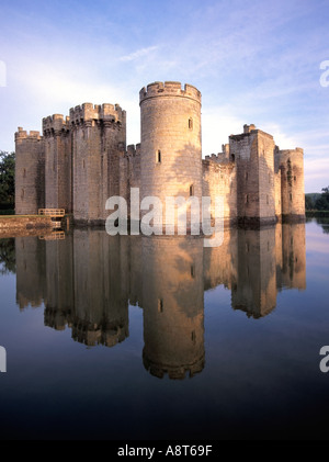 Mittelalterliche historische Bodium Wassergraben Englisch Burg & Reflexion in noch ruhigen Wasser des Grabens in der Nähe Robertsbridge in East Sussex England UK Stockfoto