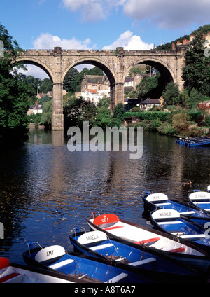 Knaresborough Fluß Nidd und Eisenbahn-Brücke mit festgemachten Ruderbooten Stockfoto